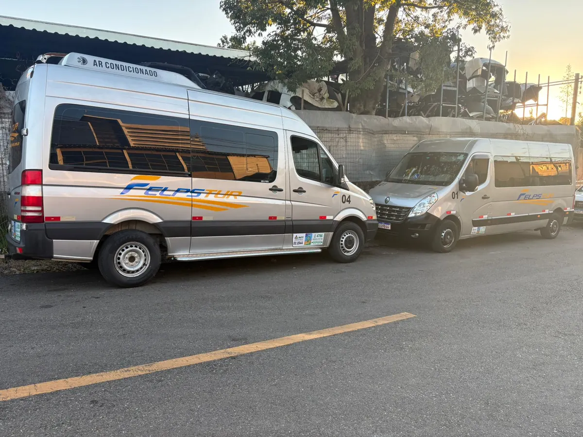 Vans e micro-ônibus da Felps Tur usados em fretamento de grupos em Curitiba