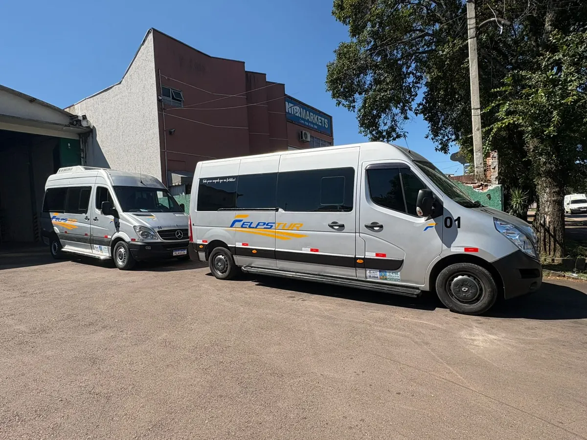 Vans da frota Felps Tur preparadas para turismo e fretamento em Curitiba