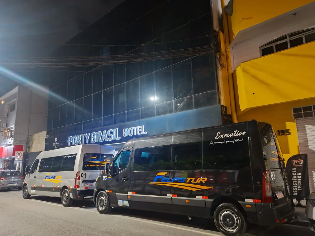 Vans executivas da Felps Tur em operação noturna de traslado em Curitiba
