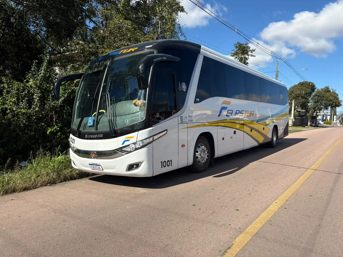 Ônibus da Felps Tur em rota de fretamento e viagem em grupo saindo de Curitiba